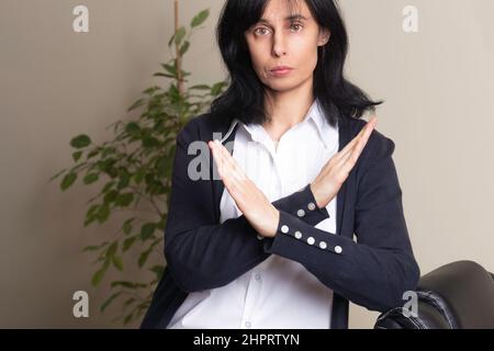 Mani incrociate. Rompere il simbolo di bias della giornata internazionale della donna. Le armi delle donne si incrociavano per mostrare solidarietà, impegno a richiamare pregiudizi, rottura Foto Stock