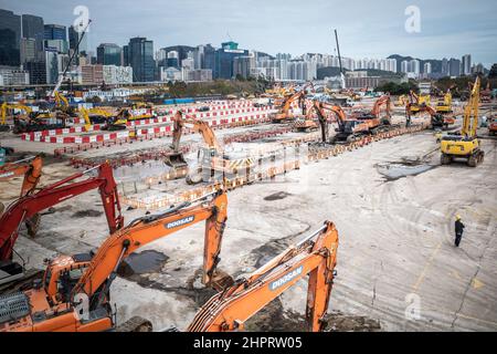 I veicoli da costruzione preparano la fondazione per il cantiere di quarantena del terminal delle navi da crociera Kai Tak. In tutta Hong Kong si stanno costruendo nuove stazioni di quarantena comunitarie per accogliere il crescente numero di persone che hanno dato risultati positivi al COVID-19. Con una politica per isolare, trattare e, se necessario, ricoverare tutti i pazienti COVID-19 e stretti contatti, il governo di Hong Kong sta creando oltre 10.000 nuovi spazi per l'isolamento e il trattamento. (Foto di ben Marans / SOPA Images/Sipa USA) Foto Stock