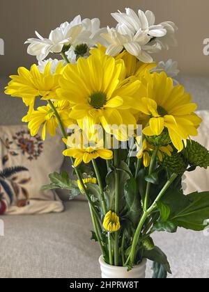 Topinambur carciofo, fiori gialli luminosi alla luce del giorno. Helianthus tuberosusa specie di piante erbacee perenni del genere dei girasoli Foto Stock