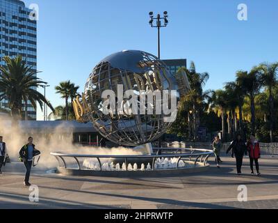 Los Angelos, California, Stati Uniti d'America - 07 Settembre 2018: Mondo famoso parco Universal Studios di Hollywood. Sfera con l'iscrizione all'ingresso del Foto Stock