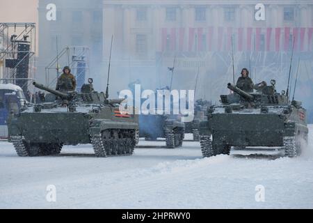 ST. PETERSBURG, RUSSIA - 24 GENNAIO 2019: Veicoli da combattimento di fanteria russa BMP-3 sulla parata militare in onore della Giornata della svolta di Foto Stock