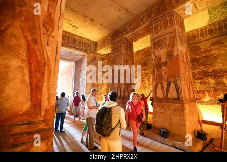 CAIRO, 23 febbraio 2022 (Xinhua) -- i turisti visitano il Grande Tempio di Abu Simbel ad Assuan, Egitto, 22 febbraio 2022. Il complesso di templi di Abu Simbel è costituito da due enormi templi scavati nella roccia nella parte meridionale dell'Assuan egiziana. Il 22 febbraio e il 22 ottobre, i raggi del sole raggiungeranno e illumineranno le sculture sulla parete posteriore. (Xinhua/sui Xiankai) Foto Stock