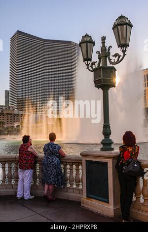 Le fontane di Bellagio sono un'esperienza quotidiana a Las Vegas. Fontane altissime e iconiche con spettacolari spettacoli acquatici coreografati con musica e li Foto Stock