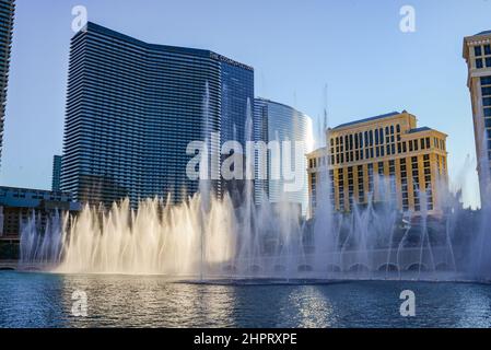 Le fontane di Bellagio sono un'esperienza quotidiana a Las Vegas. Fontane altissime e iconiche con spettacolari spettacoli acquatici coreografati con musica e li Foto Stock