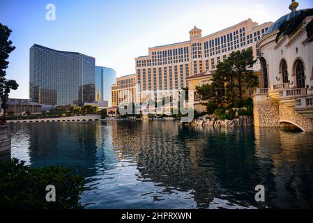 Le fontane di Bellagio sono un'esperienza quotidiana a Las Vegas. Fontane altissime e iconiche con spettacolari spettacoli acquatici coreografati con musica e li Foto Stock