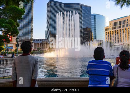 Le fontane di Bellagio sono un'esperienza quotidiana a Las Vegas. Fontane altissime e iconiche con spettacolari spettacoli acquatici coreografati con musica e li Foto Stock