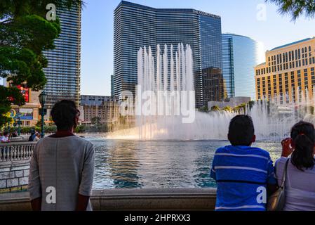 Le fontane di Bellagio sono un'esperienza quotidiana a Las Vegas. Fontane altissime e iconiche con spettacolari spettacoli acquatici coreografati con musica e li Foto Stock