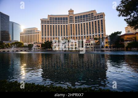 Le fontane di Bellagio sono un'esperienza quotidiana a Las Vegas. Fontane altissime e iconiche con spettacolari spettacoli acquatici coreografati con musica e li Foto Stock