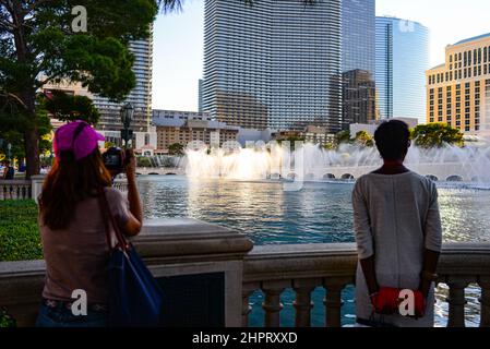 Le fontane di Bellagio sono un'esperienza quotidiana a Las Vegas. Fontane altissime e iconiche con spettacolari spettacoli acquatici coreografati con musica e li Foto Stock