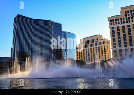 Le fontane di Bellagio sono un'esperienza quotidiana a Las Vegas. Fontane altissime e iconiche con spettacolari spettacoli acquatici coreografati con musica e li Foto Stock