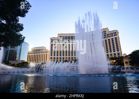 Le fontane di Bellagio sono un'esperienza quotidiana a Las Vegas. Fontane altissime e iconiche con spettacolari spettacoli acquatici coreografati con musica e li Foto Stock