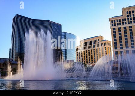 Le fontane di Bellagio sono un'esperienza quotidiana a Las Vegas. Fontane altissime e iconiche con spettacolari spettacoli acquatici coreografati con musica e li Foto Stock