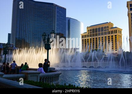 Le fontane di Bellagio sono un'esperienza quotidiana a Las Vegas. Fontane altissime e iconiche con spettacolari spettacoli acquatici coreografati con musica e li Foto Stock