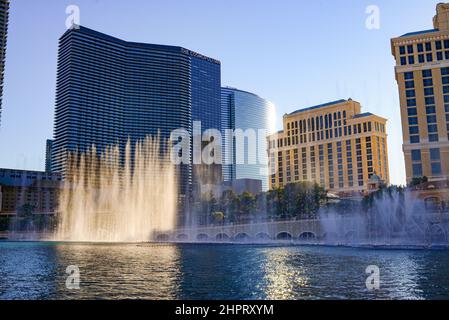 Le fontane di Bellagio sono un'esperienza quotidiana a Las Vegas. Fontane altissime e iconiche con spettacolari spettacoli acquatici coreografati con musica e li Foto Stock