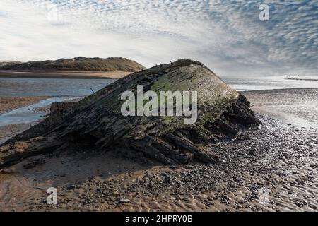 Un vecchio relitto sulla spiaggia del villaggio costiero di Newburgh, Aberdeenshire, Scozia, visto a bassa marea Foto Stock