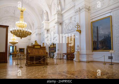 SAN PIETROBURGO, RUSSIA - 17 FEBBRAIO 2022: Interno della Sala Bianca del Palazzo d'Inverno. Museo dell'hermitage Foto Stock