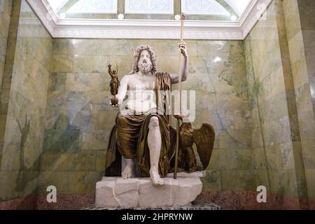 SAN PIETROBURGO, RUSSIA - 17 FEBBRAIO 2022: Antica scultura romana di Giove (1st secolo) nell'esposizione del nuovo Eremo Foto Stock