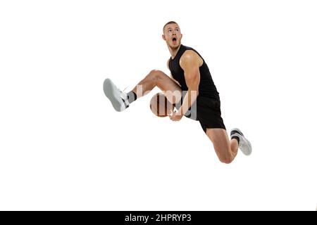 Ritratto dinamico del giocatore di basket che salta con la palla isolato su sfondo bianco studio. Sport, movimento, concetti di attività. Dunk, marmellata, roba Foto Stock