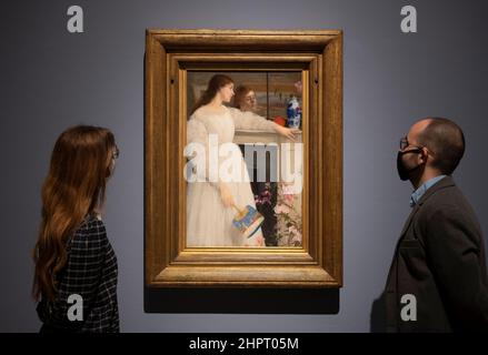 Royal Academy of Arts, Londra, Regno Unito. 23 febbraio 2022. Le opere del celebre artista James Abbott McNeill Whistler (1834-1903), uno degli artisti più influenti della fine del 19th secolo, sono esposte al R.A. Whistler’s Woman in White: Joanna Hiffernan è la prima mostra ad esaminare l’importante ruolo svolto dal modello irlandese Joanna Hiffernan (c.1839-1886) nella carriera artistica di Whistler ed esplora il rapporto professionale e personale della coppia in oltre 20 anni. Composta da oltre 70 opere, la mostra riunisce quasi tutte le raffigurazioni di Hifferna di Whistler Foto Stock