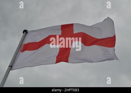 St George's Cross Bandiera Nazionale d'Inghilterra - Wonding in the Wind - Bandiera Rossa + Bianca - Overcast Day -Yorkshire - UK Foto Stock