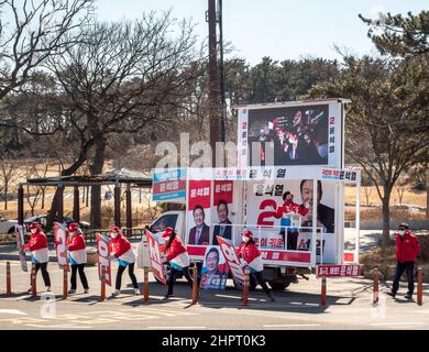 Ulsan, Corea del Sud - sostenitori di Yoon Suk-Yeol, candidato presidenziale per il Partito del potere popolare. Campagna elettorale per le presidenziali sudcoreane del 20th. Foto Stock