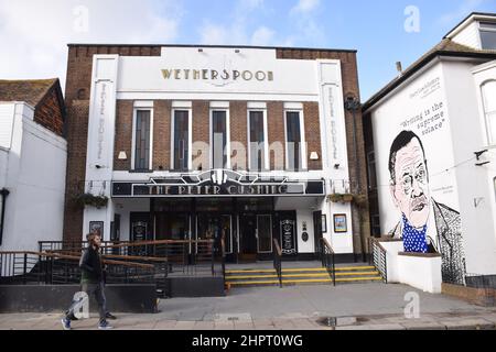 Wetherspoon pub Whitstable, che prende il nome dall'attore locale Peter Cushing. Originariamente l'Oxford Picture Hall, finalmente una sala bingo prima di chiudere Foto Stock