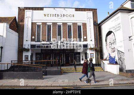 Wetherspoon pub Whitstable, che prende il nome dall'attore locale Peter Cushing. Originariamente l'Oxford Picture Hall, finalmente una sala bingo prima di chiudere Foto Stock