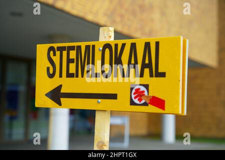 Segno giallo che si riferisce al seggio elettorale per le elezioni comunali nei Paesi Bassi Foto Stock