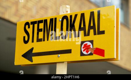 Segno giallo che si riferisce al seggio elettorale per le elezioni comunali nei Paesi Bassi Foto Stock