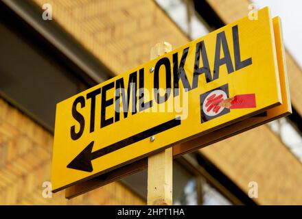 Segno giallo che si riferisce al seggio elettorale per le elezioni comunali nei Paesi Bassi Foto Stock