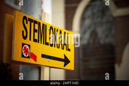 Segno giallo che si riferisce al seggio elettorale per le elezioni comunali nei Paesi Bassi Foto Stock