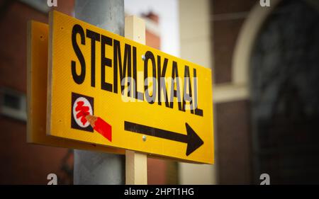Segno giallo che si riferisce al seggio elettorale per le elezioni comunali nei Paesi Bassi Foto Stock