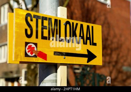 Segno giallo che si riferisce al seggio elettorale per le elezioni comunali nei Paesi Bassi Foto Stock
