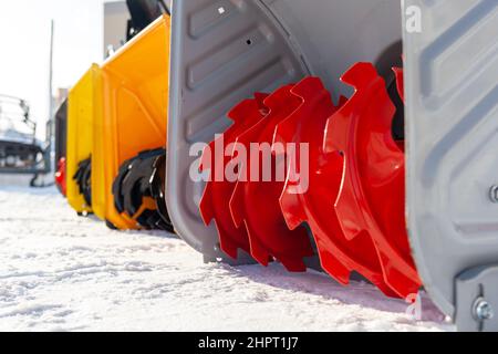 È in vendita un nuovo spazzaneve a benzina. Meccanismo di rimozione della neve. Un dispositivo per la rimozione della neve a casa in inverno. Foto Stock