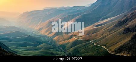 Viaggio in Lesotho. La tortuosa strada sterrata di sani Pass tra il Sud Africa e il Lesotho Foto Stock