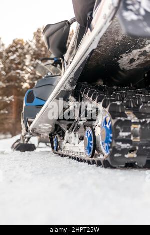 La parte posteriore della motoslitta in inverno. Cavalcare nella neve su una motoslitta. Sospensione posteriore di una motoslitta.motoslitta in condizioni invernali. Pelle estrema Foto Stock