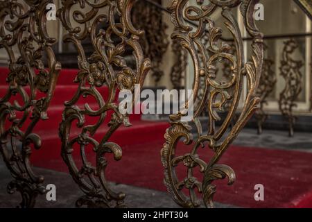 Vecchio teatro di Walhalla Wiesbaden, ringhiera in ferro splendidamente decorata Foto Stock