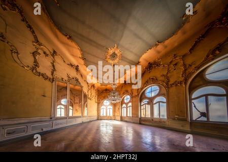 Vecchio teatro di Walhalla Wiesbaden, il sole splende nel grande foyer Foto Stock