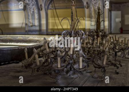 Vecchio teatro di Walhalla Wiesbaden, un vecchio lampadario sul pavimento Foto Stock