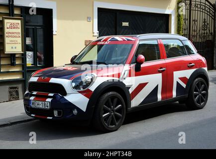 Una mini-auto in Union Jack livrea parcheggiata su una strada vicino Budapest in Ungheria. Foto Stock