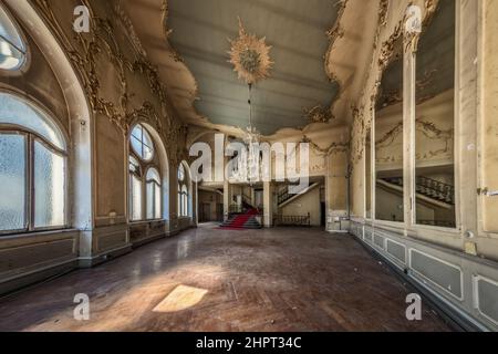 Old Walhalla teatro Wiesbaden, voyer con grandi finestre e specchi Foto Stock