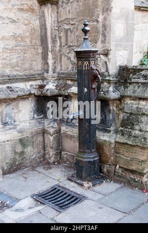 In tutto il Regno Unito - viste di Oxford, la città di 'Daming Spires' Street Side Water Pump Foto Stock