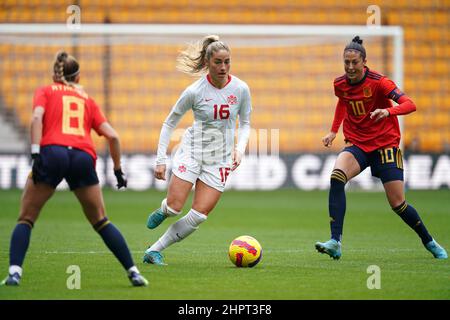 Janine Beckie (centro) del Canada passa davanti a Jenni Hermoso (a destra) durante la partita della Coppa Arnold Clark allo stadio Molineux di Wolverhampton. Data foto: Mercoledì 23 febbraio 2022. Foto Stock