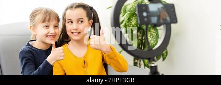 Primo piano foto due bambine prendere selfie, parlare, raccontare, parlare Foto Stock