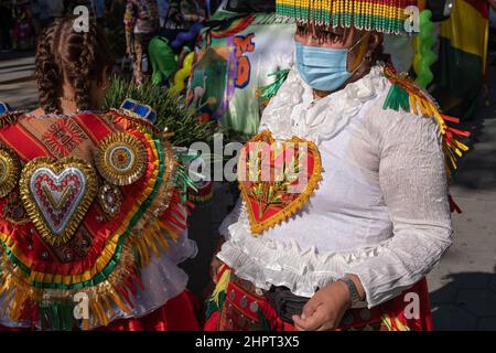 Donne boliviane che indossano abiti tradizionali colorati con cuori durante dia de la Hispanidad (giorno ispanico) a Gracia Avenue a Barcellona, Spagna. Foto Stock