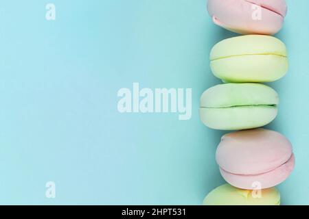 Marshmallow sembra macaron in diversi colori e sapori, biscotti di mandorle colorate, colori pastello Foto Stock