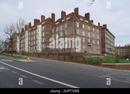 Blocchi di alloggi pubblici sul Dog Kennel Hill Estate a East Dulwich, Londra, Regno Unito Foto Stock