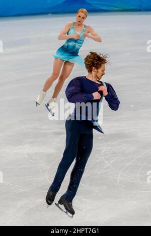 Pechino, Hebei, Cina. 18th Feb 2022. Vladimir MOROZOV ed Evgenia TARASOVA (ROC) si esibiscono nella gara di Pair Figure Skating Short Program allo Stadio al coperto Capital durante le Olimpiadi invernali di Pechino 2022 a Pechino, Hebei, Cina. (Credit Image: © Walter G. Arce Sr./ZUMA Press Wire) Foto Stock