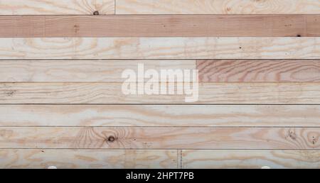 PRODUZIONE - 08 Febbraio 2022, Baden-Wuerttemberg, Schömberg: Travi in legno giacciono su un camion nel cantiere di un nuovo edificio. Foto: Silas Stein/dpa Foto Stock