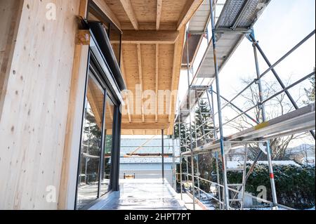 PRODUZIONE - 08 Febbraio 2022, Baden-Wuerttemberg, Schömberg: Un ponteggio è attaccato ad un nuovo edificio. Foto: Silas Stein/dpa Foto Stock